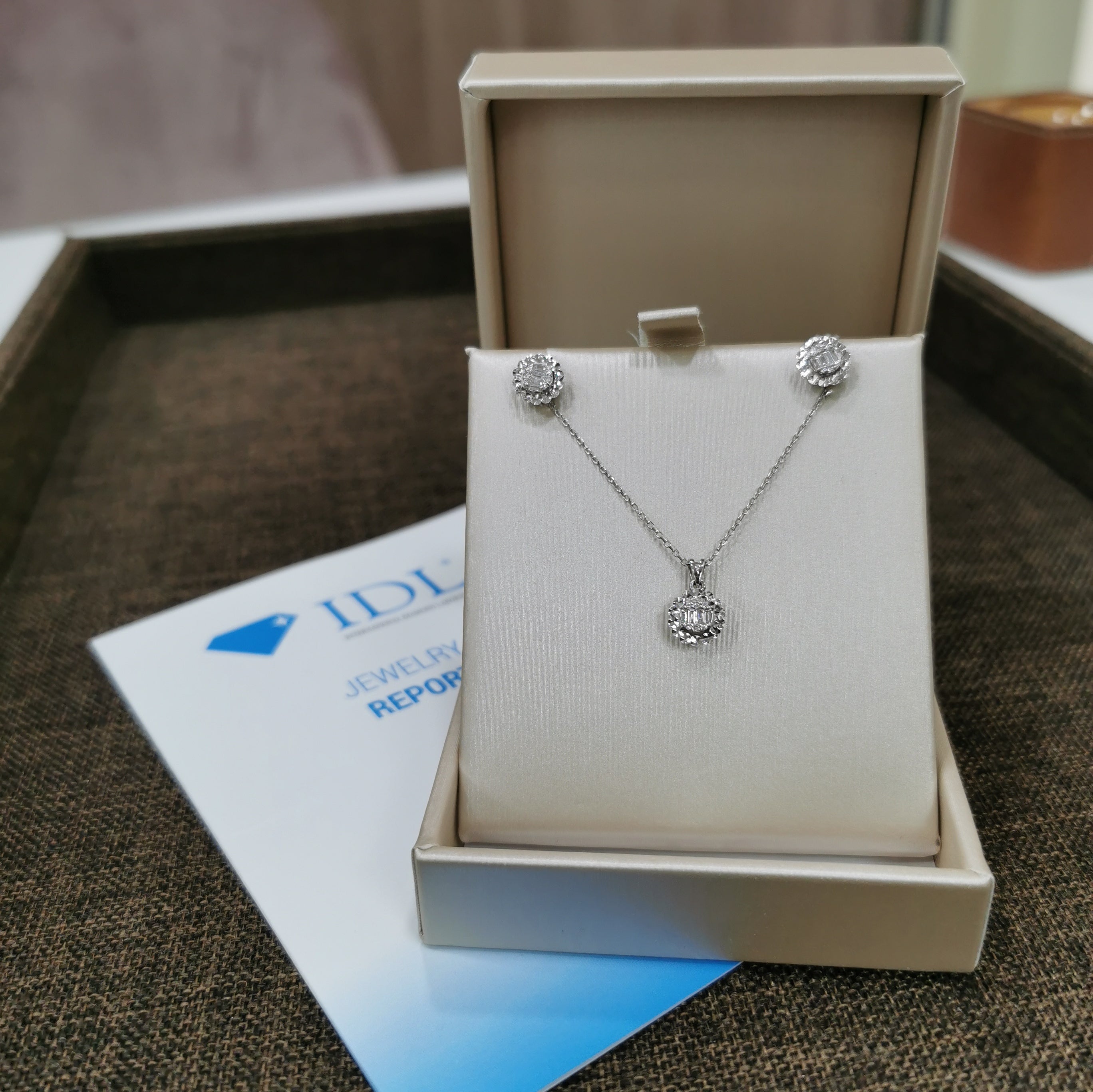 Висулка бяло злато с диаманти 0.06 карата